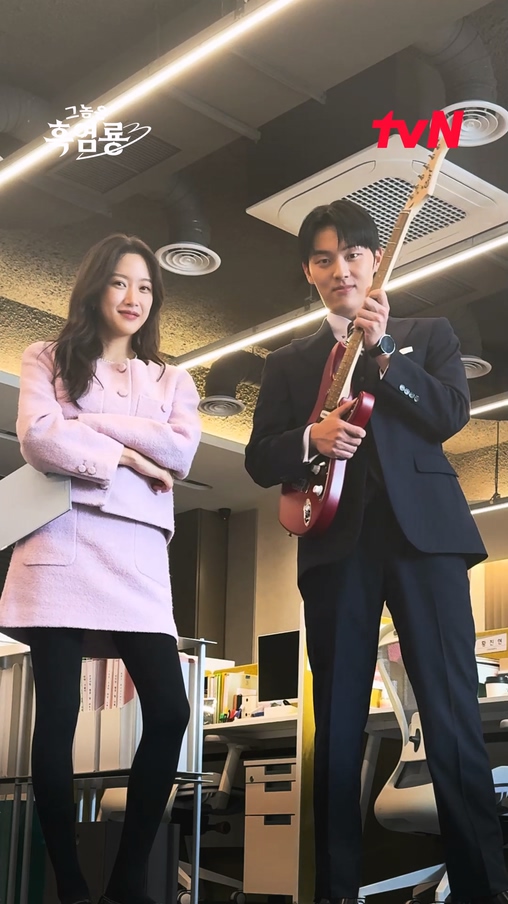 불쑥 불쑥 튀어나오는 본캐와🐉 그런 반주연 본부장 잡으러 다니는 백수정 팀장 🔫 염룡❤딸기 때문에 진짜 미치겠네;; (positive) <그놈은 흑염룡> 2/17 [월] 저녁 8:50 첫 방송 | tvN #그놈은흑염룡 #MyDearestNemesis #문가영 #최현욱 #임세미 #곽시양 #tvN #같이달려tvN #스트리밍은TVING