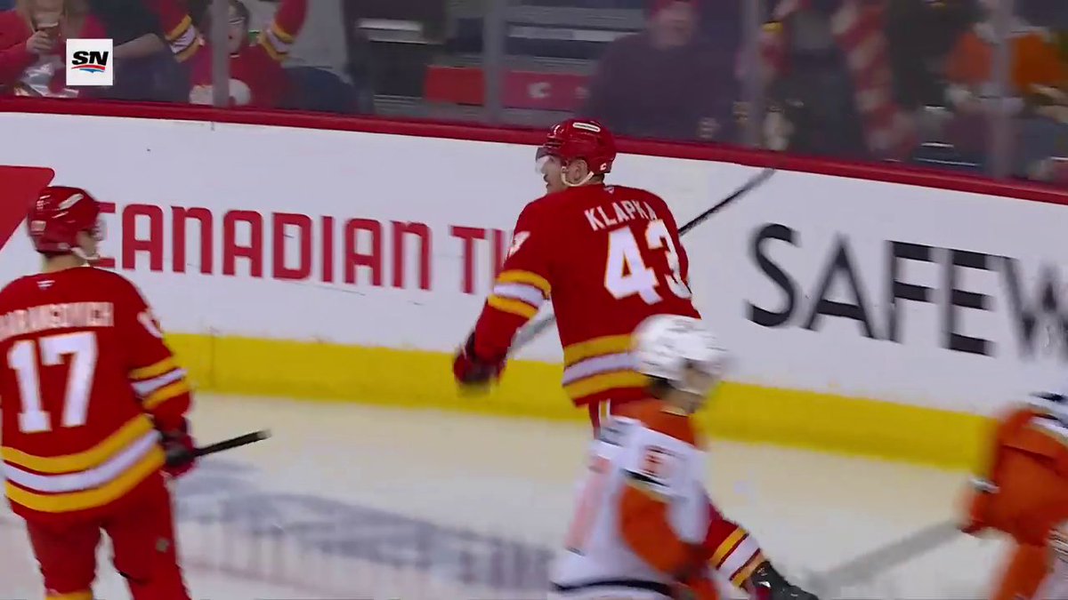 The 6′8″ forward Adam Klapka powers his way to the net and scores a beauty for the Calgary Flames! 🔥