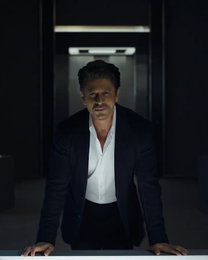 #ShahRuhKhan lives life king-size 👑 Do you? What’s your more? #GoForMore Shah Rukh Khan