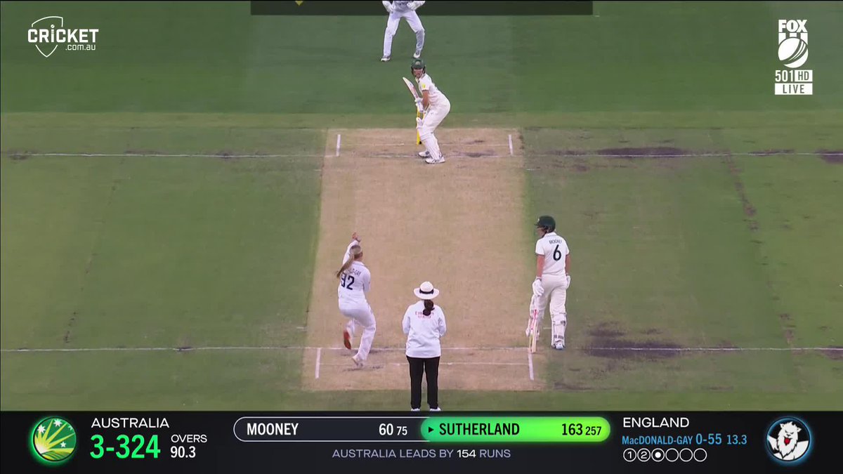A standing ovation for Annabel Sutherland from the MCG as her glorious knock comes to an end on 163 #Ashes