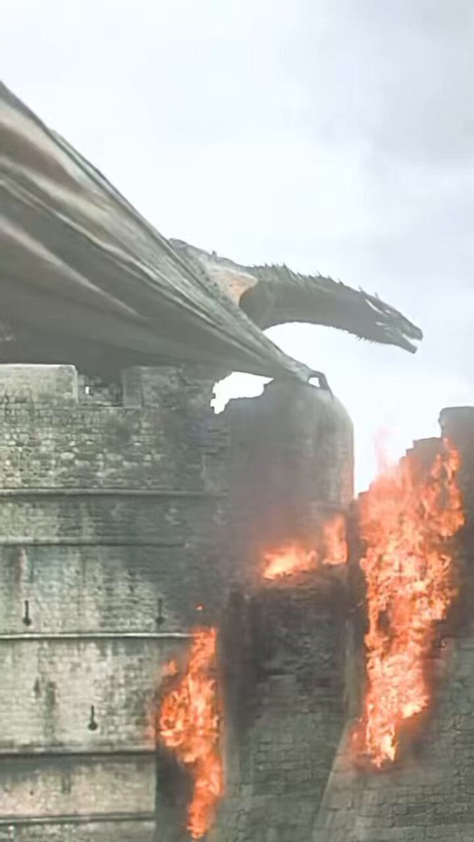Cersei ilk kez büyük bir hata yaptığını fark etti. Nefreti ve açgözlülüğü onu kör etmişti ve uyuyan bir Ejderhayı uyandırmıştı ve şimdi şehri ejderha ateşiyle yıkanacaktı.