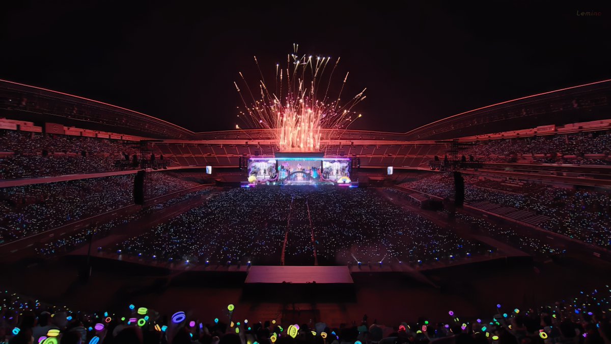 スタジアム公演の良さと言えばこの花火🔥 圧巻のパフォーマンスと共に観たステージ一生忘れられない
