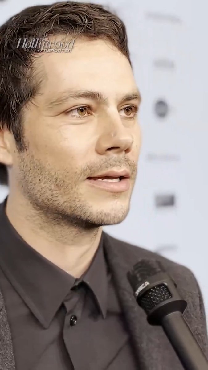 i cant concentrate what hes talking cause his eyes are so pretty 😫