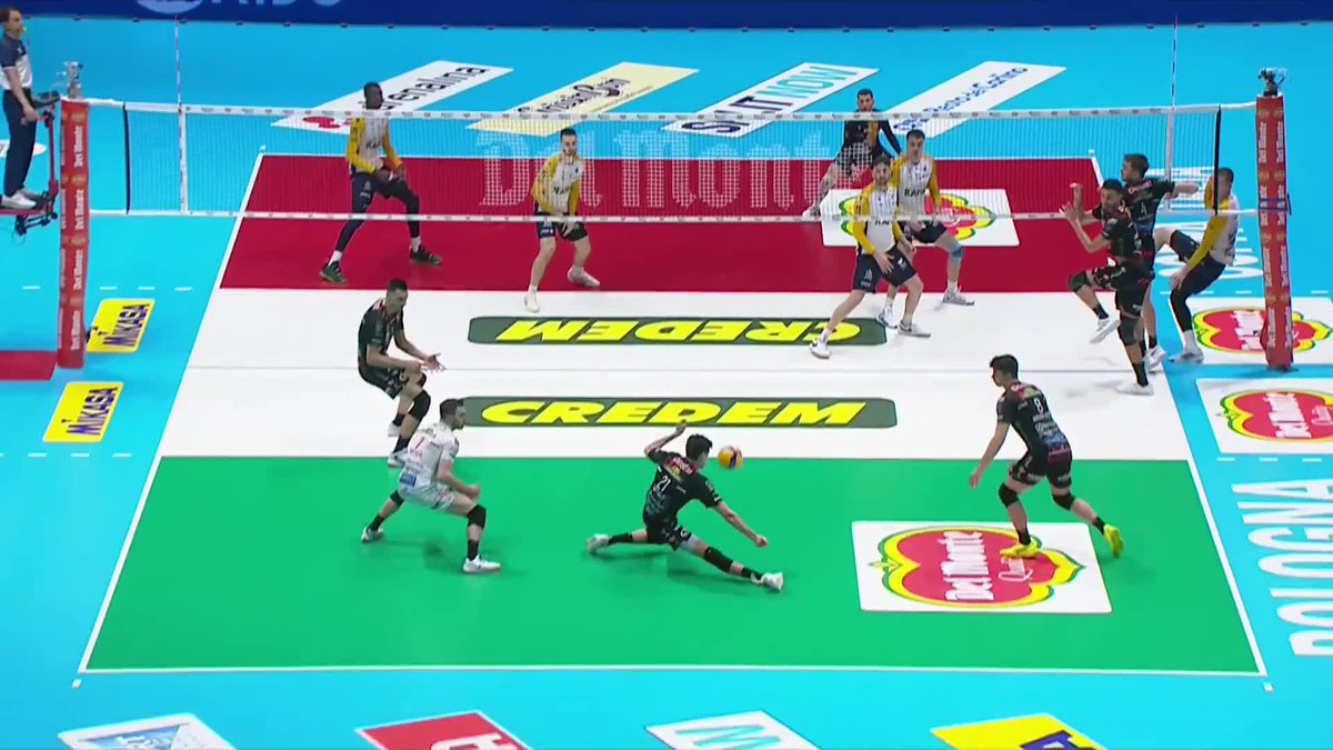 🔥 COPPA ITALIA 🇮🇹: MATTIA BOTTOLO showing off his football skills! ⚽ 🏐 #Volleyball #Pallavolo