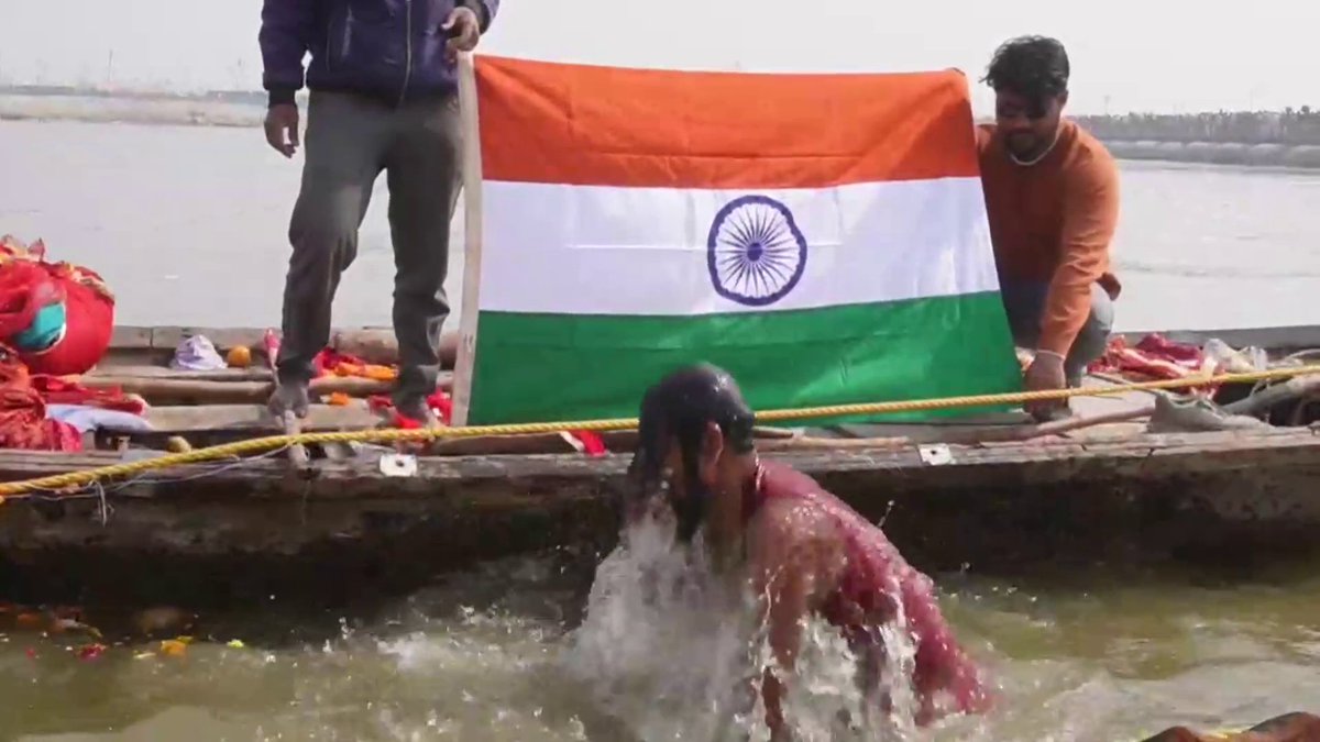 प्रयागराज महाकुंभ 2025: अंतर्राष्ट्रीय योग गुरु रवि व्योम शंकर झा ने मौनी अमावस्या पर बनाया विश्व रिकॉर्ड, 1 घंटे 51 मिनट में लगाई 1008 डुबकी। #Mahakumbh #Mahakumbh2025 #UttarPradesh #महाकुंभ_2025_प्रयागराज #mahakumbh2025prayagraj