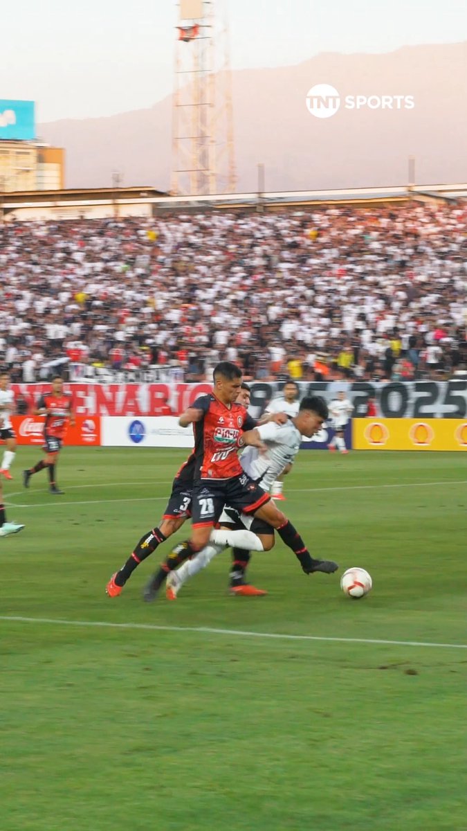 🤔⚽⁉️ La gran polémica del partido... Todo el banco de #ColoColo pidió penal por esta entrada a Claudio Aquino en el área. Sin embargo, Gastón Philippe decidió no cobrar infracción. Para ti, ¿era falta o estás de acuerdo con el árbitro?
