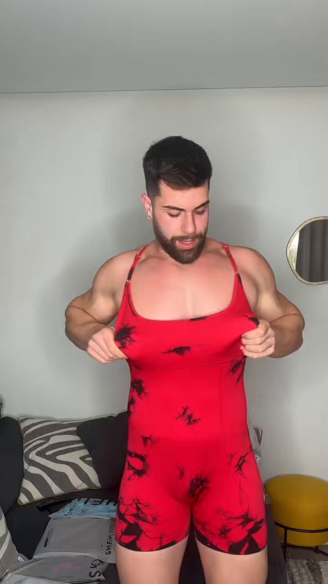 Me queda bien el rojo ?? Instagram:Carlitos.segura #humor #rojo