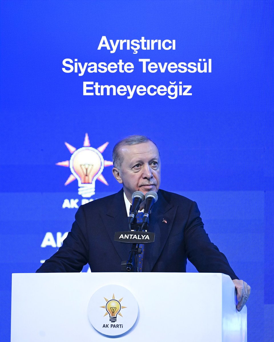 Tarihin tekerrür etmemesi için yaşananlardan ibret alacak, ders çıkaracak, istikbalimizi buna göre şekillendireceğiz. Muhalefet ne yaparsa yapsın biz ayrıştırıcı olmayacak, ayrıştırıcı siyasete tevessül etmeyeceğiz.