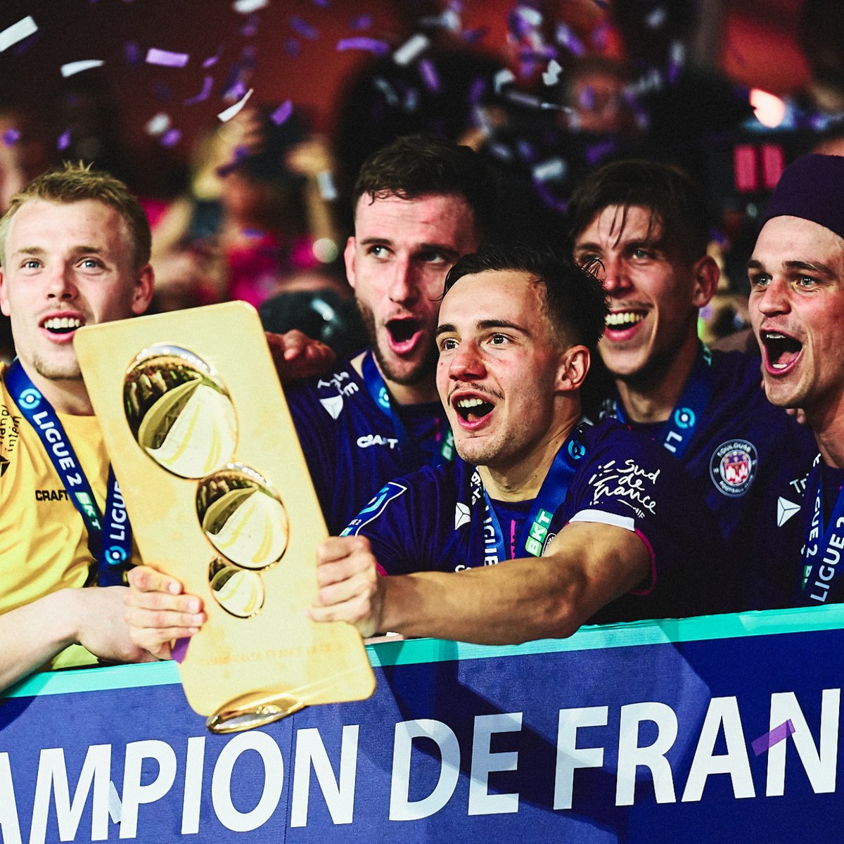 Tu as toujours incarné ces valeurs d’humilité, d’abnégation et de bienveillance chères au club et à nos supporters... ... et ce but du 7 mai 2022 laissera ton empreinte pour toujours dans notre histoire 💜 Merci Denis Genreau 🙌