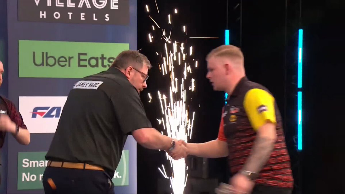 WADE WINS! James Wade comes through a topsy-turvy five-set battle against Mike De Decker to book his place in Saturday's second round! 📺 #WWMasters