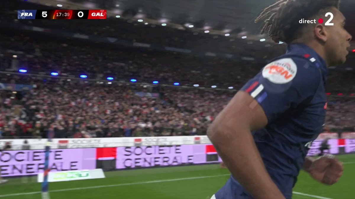 Quand Antoine Dupont tape au pied, on dirait que le temps s’arrête comme dans un jeu vidéo pour qu’il puisse envoyer le ballon sur un point précis. C’est terrible d’être aussi bon.