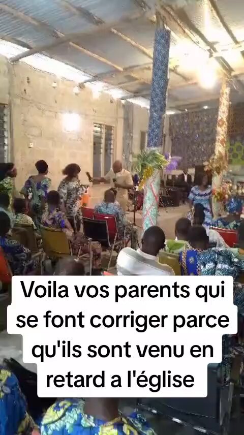 Le Pasteur est en train de frapper les vieux et les vieilles par ce qu'ils sont venus ne retard à l'église 😨