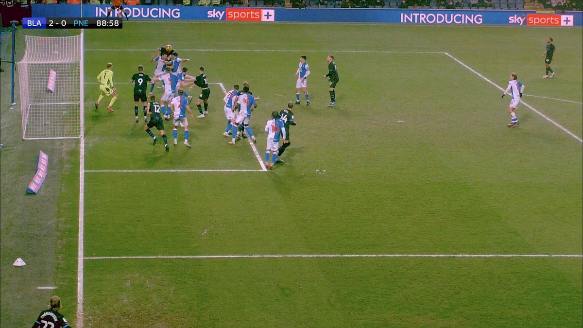Championship officials get a lot of stick but what a great call this is by the linesman 👏👏