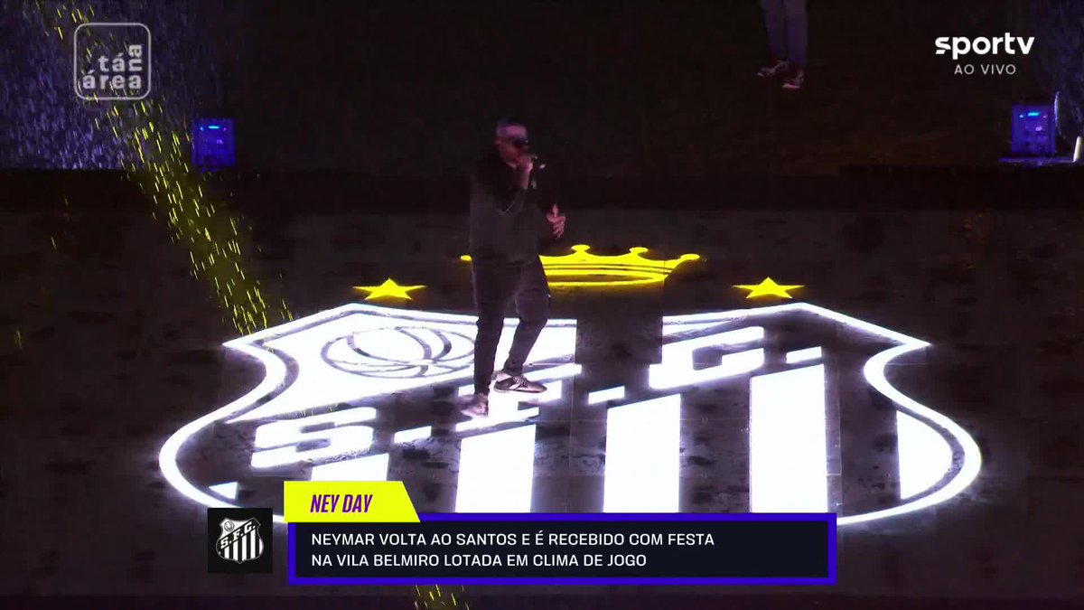 Projota canta "Moleque de Vila" para recepcionar Neymar no palco da Vila Belmiro!