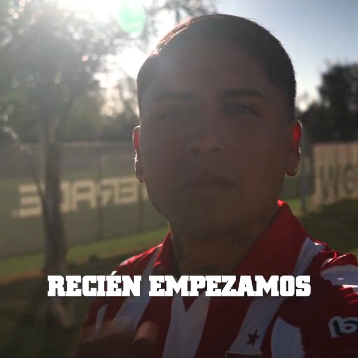 🆕 ¡Facundo Farías es nuevo jugador de Estudiantes y ya se prueba la camiseta más linda de todas! ¡Bienvenido al Pincha, Facu! 💪🇦🇹