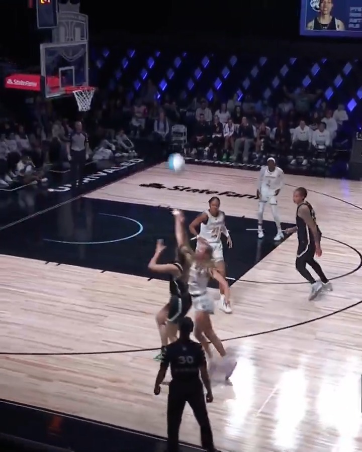 SABRINA DRILLS AN INSANE ONE-FOOT THREE OFF THE GLASS TO END THE 3Q 🤯