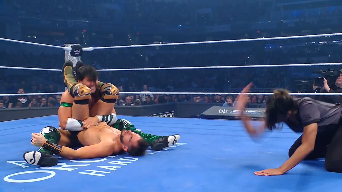 This match is CHAOS 😱 #SmackDown