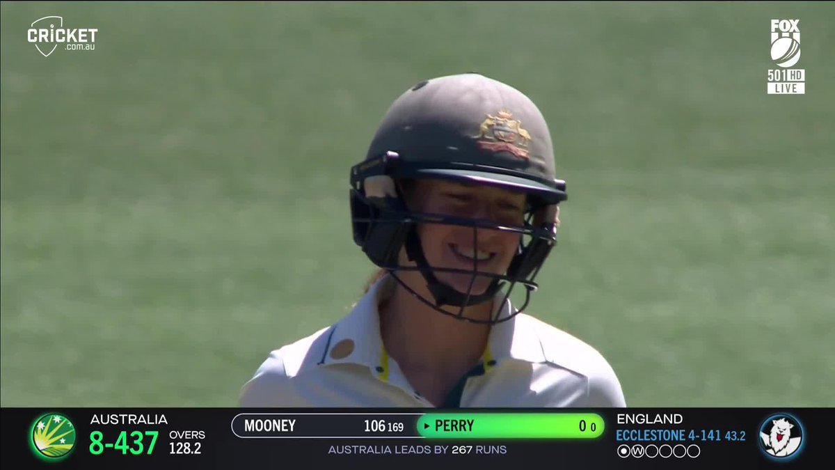 The MCG goes wild as Ellyse Perry walks out at No.10! #Ashes