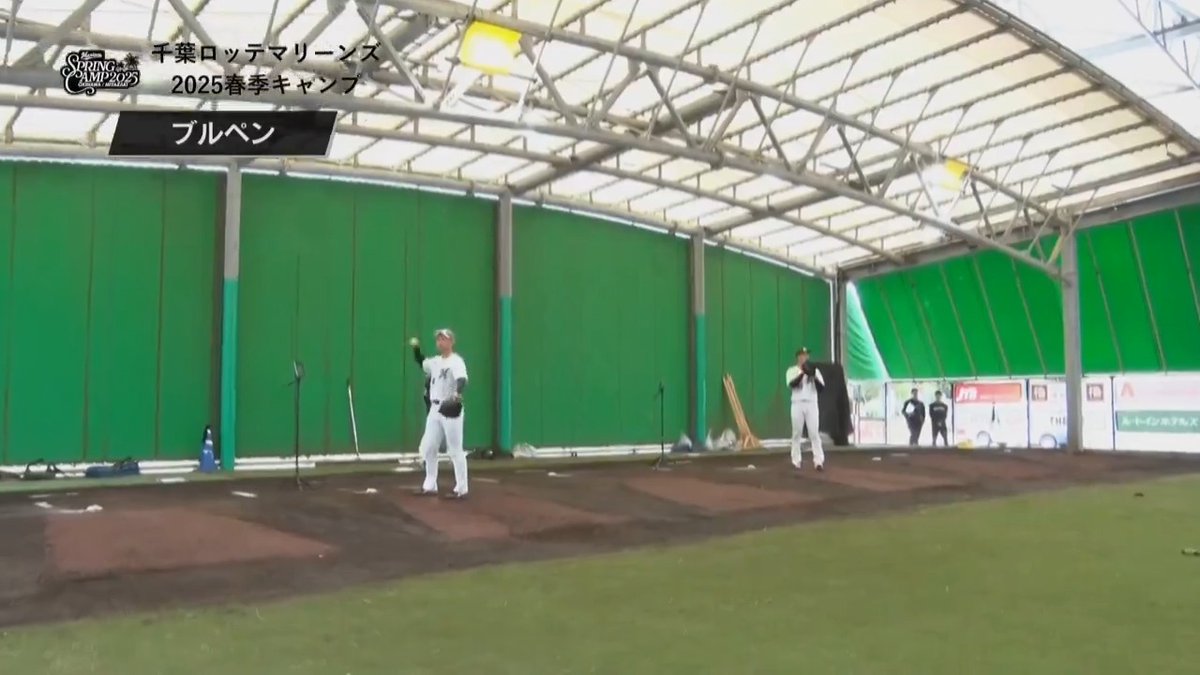 ブルペンで揃って投げ込む #中森俊介 投手と #田中晴也 投手。 #chibalotte #MarinesSpringCamp