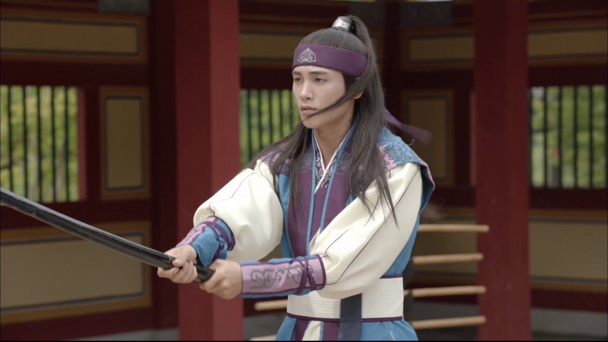 新羅の美しき国家親衛隊、花郎たちによる"刀群舞(カルグンム)"シーン。 #パク・ソジュン、#ミンホ(#SHINee)、#テテ(#BTS)といった豪華キャストが木刀片手に楽しく踊る、剣舞パフォーマンスをお届け! #花郎 #ファラン #Hwarang