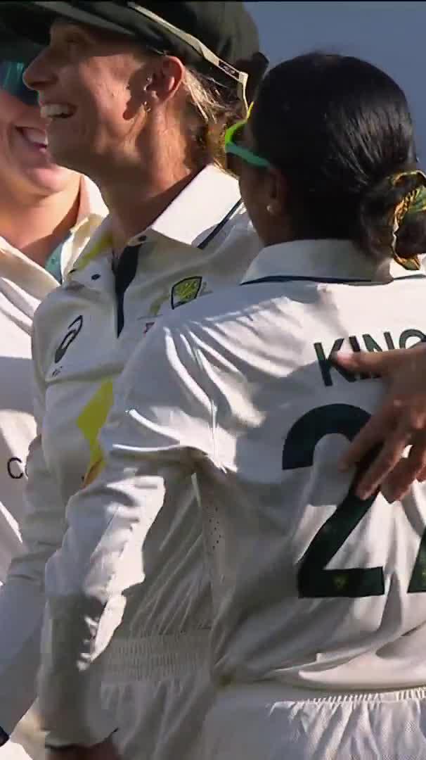 Alana King. From the Shane Warne Stand end. #Ashes