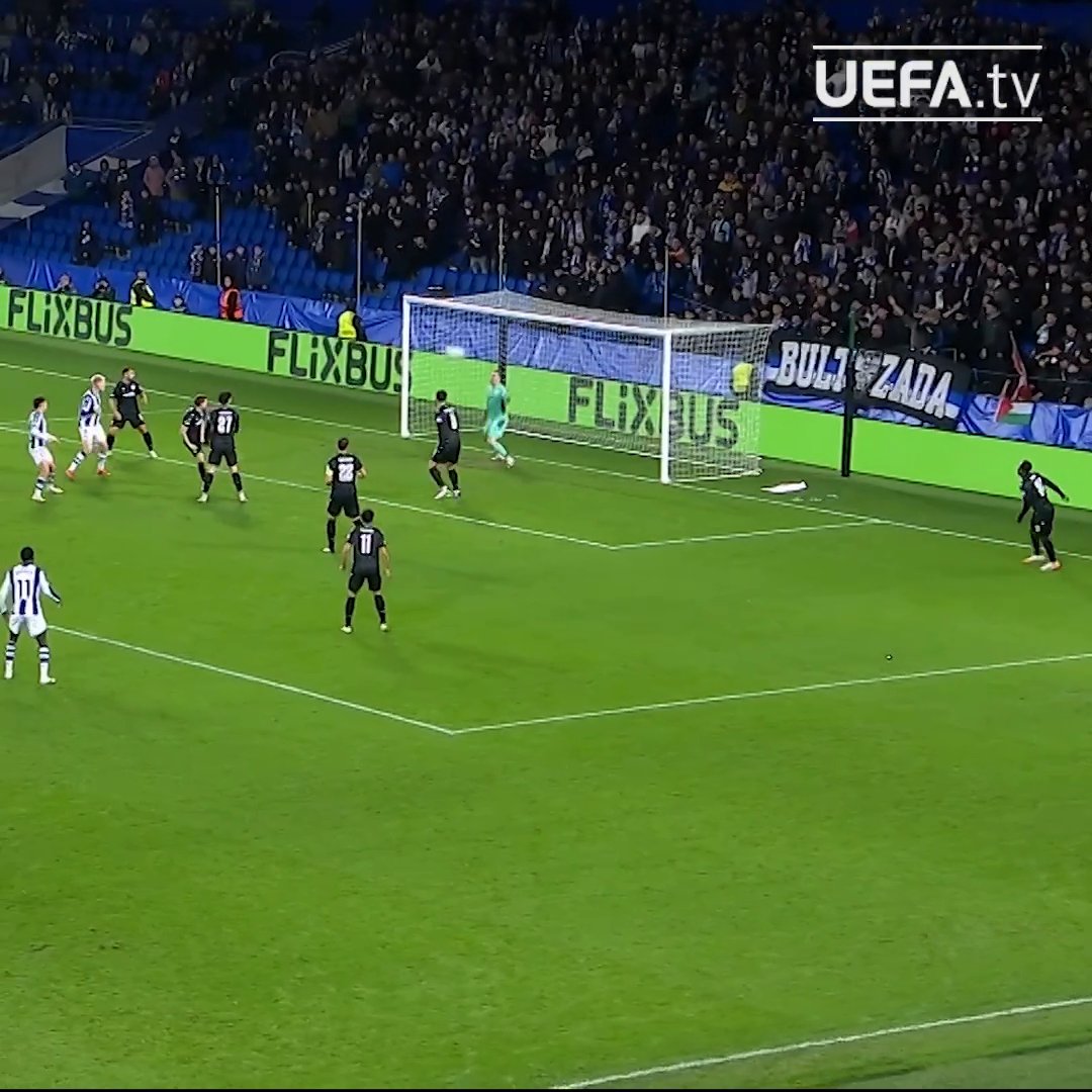 Más allá de meterlas, que es lo importante, fijaos en los movimientos de Orri en el área. Qué bien se separa, gana el hueco al el defensor para saltar con ventaja. Movimientos de 9 puro. #RealSociedad