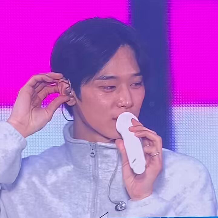 외모체크후.. 🐺: 수염났네... 더비들웅성웅성 🐺 : 왜욯?... 덥 : 수염나서욬ㅋ 결국 신경쓰여서 마이크로 가림 ㅅㅂㅜㅜ 소감 얘기하다가 결국 “레이저할게요..” 아존나웃겨서미치겟어 너뭐야