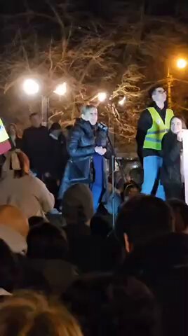 Profesorka srpskog jezika Marija Džaković-Ilić sinoć ispred gimnazije u Obrenovcu održala je javni čas za pamćenje. 🎥 Aleksandar Veličković