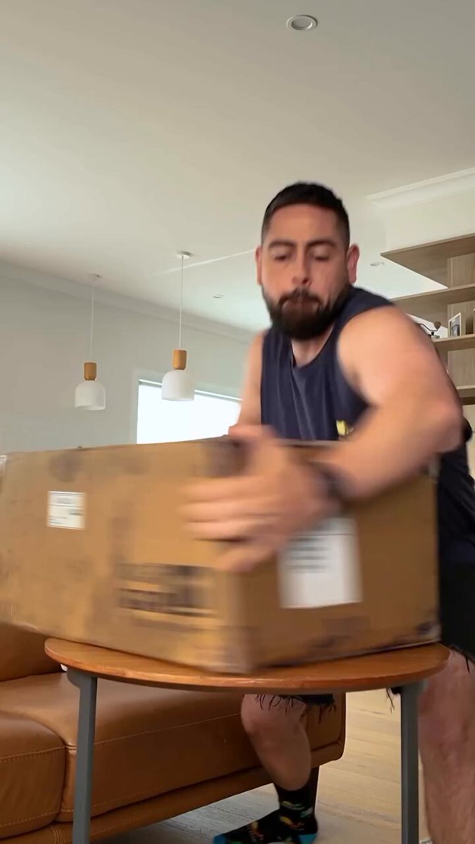 هذا التافه كيف انشهر ! وليش الشركات التقنية صايرة تعطي لأشخاص زيه بالوقت اللي فيه قنوات تقنية محتواها محترم ومتعوب عليه مايصلهم شي