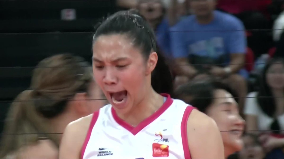 BEA DE LE-ON 🔥 Bea De Leon makes her presence felt for the Creamline Cool Smashers with a pair of blocks and a powerful 'regalo' hit against the Cignal HD Spikers in the 2024-25 PVL All-Filipino Conference. #OneSports #PVL2025 #TheHeartOfVolleyball
