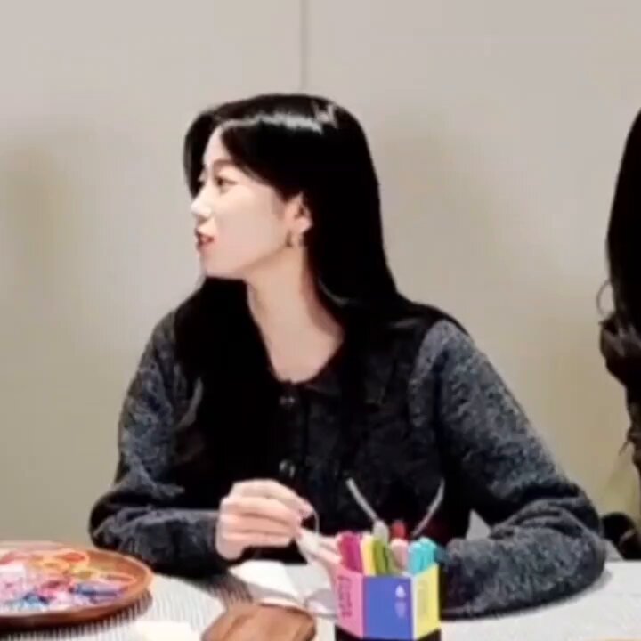 韓國的過年問候： 祝大家新年收到許多福氣！ 中村一葉：...不過那個福氣是誰給的呢？ 其他人：.............