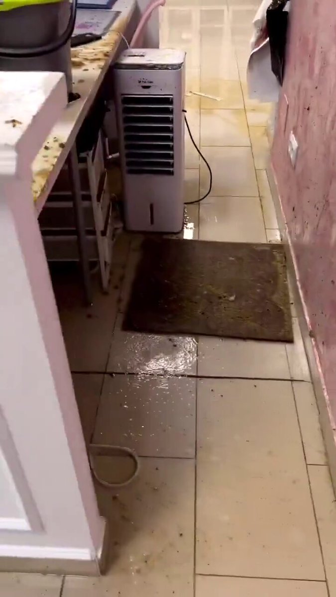 “5€ por usar el baño” Yo si me cobras 5€ por usar tu baño: