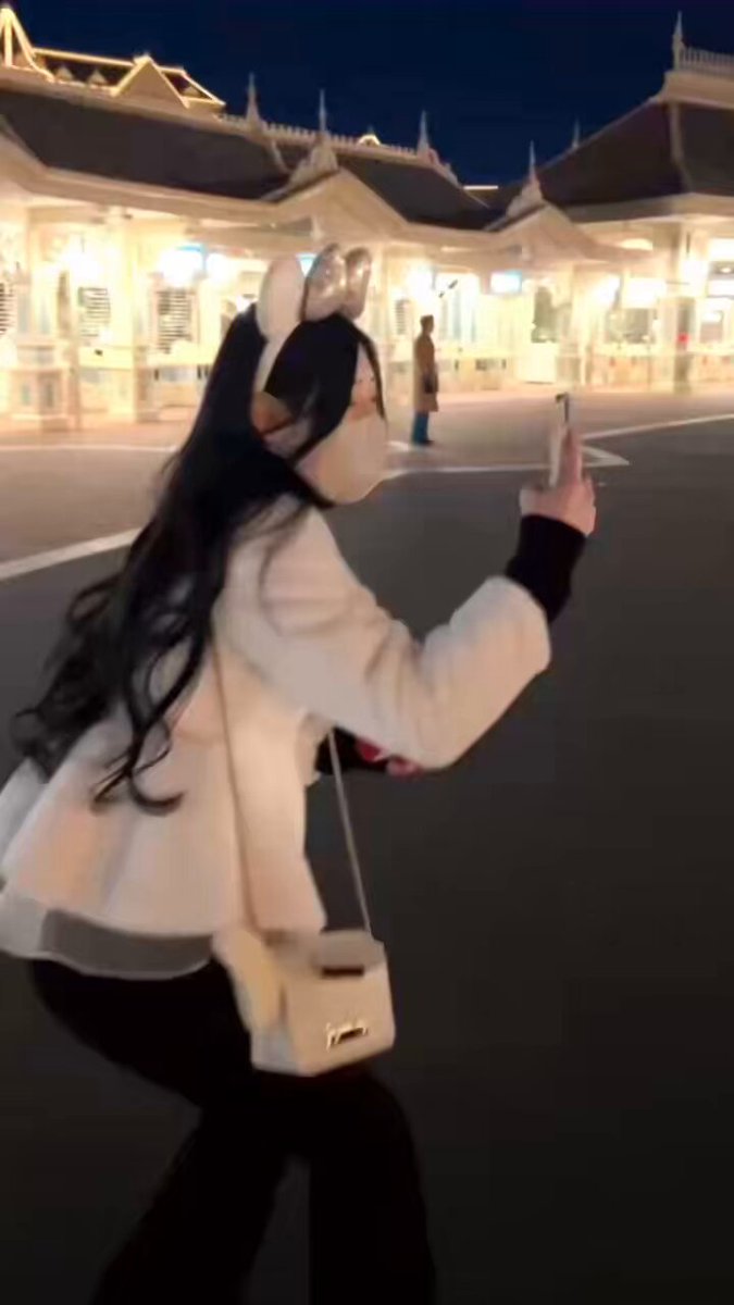 娘のインスタ用の写真を必死で撮る母