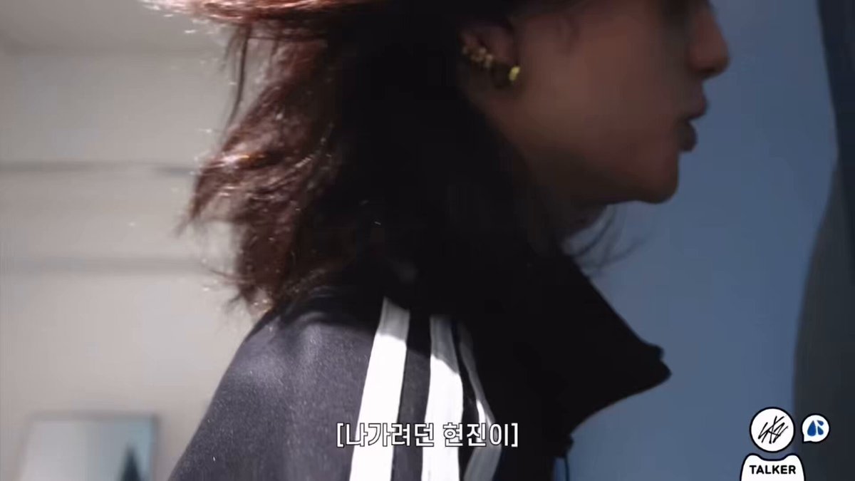 HYUNJIN'S REACTION TO FELIX'S BLACK HAIR HAHAHA 🥟: WOOOAHH!! 🐱: 😂😂 🥟: our kids all suddenly change styling 🐱: I look like a different person right? 🥟: 😲 what?? you dyed it black? 🐱: yeah I dyed it black 🐱: I look like a different person right? 🥟: yeah😮 🐱: you should've seen his expression 🥟: no but since it's been a long time it looks cool.. woah black it's been a while 🥟: ah but black hair looks cool too