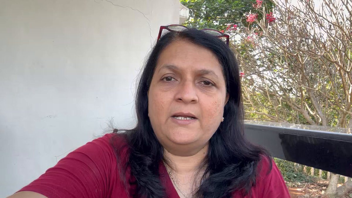 माननीय नामदेव शास्त्रींजी, आपण काल माध्यमांना दिलेली मुलाखत ऐकून वाईट वाटलं. आपण म्हणालात आपण धनंजय मुंडे यांचे डोळे पाहिलेत, अंतःकरण पाहिलं आणि भगवान गडाकडून धनंजय मुंडे यांना पाठिंबा जाहीर केला. आम्ही स्व संतोष देशमुख यांच्या कुटुंबाला भेटलो, त्यांच्या मुलांना भेटलो, त्यांना भेटल्यावर खूप अवस्थ वटलं. काय दोष होता ह्या भाबड्या जिवांचा? का वडलांचे छत हिरावून घेतलं गेलं यांचं? आम्हीत् यांचे पुरावे पाहिले. नंतर आम्ही धनंजय मुंडे आणि वाल्मिक कराड यांचे आर्थिक व्यवहार शोधले, त्यांचे balance sheet पाहिले आणि केलेल्या दहशतीचे पुरावे पाहिले, बंदुकांचे फोटो पाहिले, वीडियो पाहिले. मी एसपी ना, ADG, DG, मुख्यमंत्री, राष्ट्रवादी पक्षाचे अध्यक्ष अजित पवार यांना भेटले आणि मुंबई हाई कोर्ट च्या चीफ जस्टिस यांना पुरावे सादर केले. दिवंगत संतोष देशमुख यांचे भाऊ, धनंजय देशमुख आपल्याला उद्या भेटायला येणार आहेत त्यांच्या बरोबर मी हे पाठवत आहे. कृपया ते पहावे ही विनंती आणि… वैभवी आणि तिच्या छोट्या भावाच्या डोळ्यात आणि अंतःकरणातील दुःख देखील आपण पाहावे ही नम्र विनंती