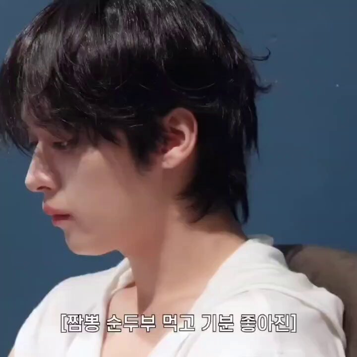 THE WHIPLASH I GOT WHEN IT WENT FROM LEEKNOW SINGING SO SWEETLY TO HIM WORKING OUT HIS ARMS PLEASE