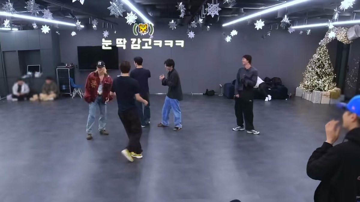 아니 대체 뭔데 남자들이 총 맞은 것처럼 하나씩 쓰러져서 웃는 거임? ㅜㅜㅜㅜㅜㅜㅜㅜㅜㅜㅜㅜㅜㅜ