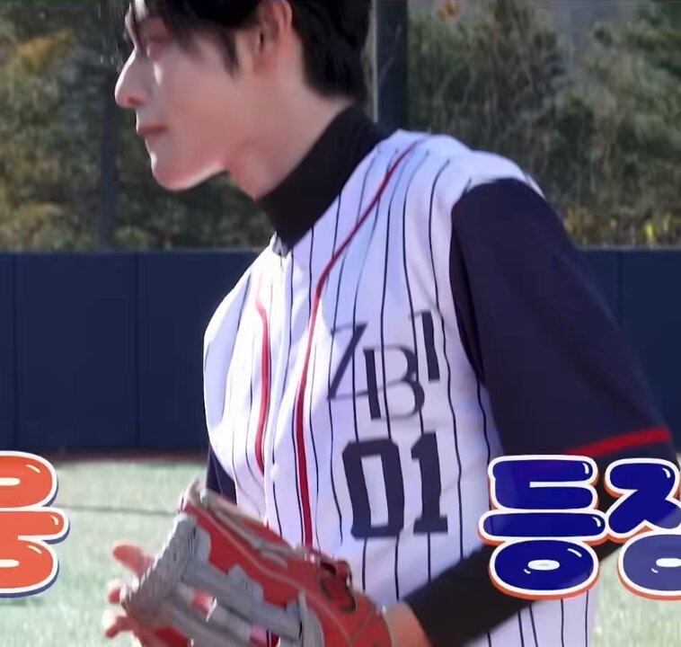 BASEBALL PLAYER JIWOONG IS SO ATTRACTIVE