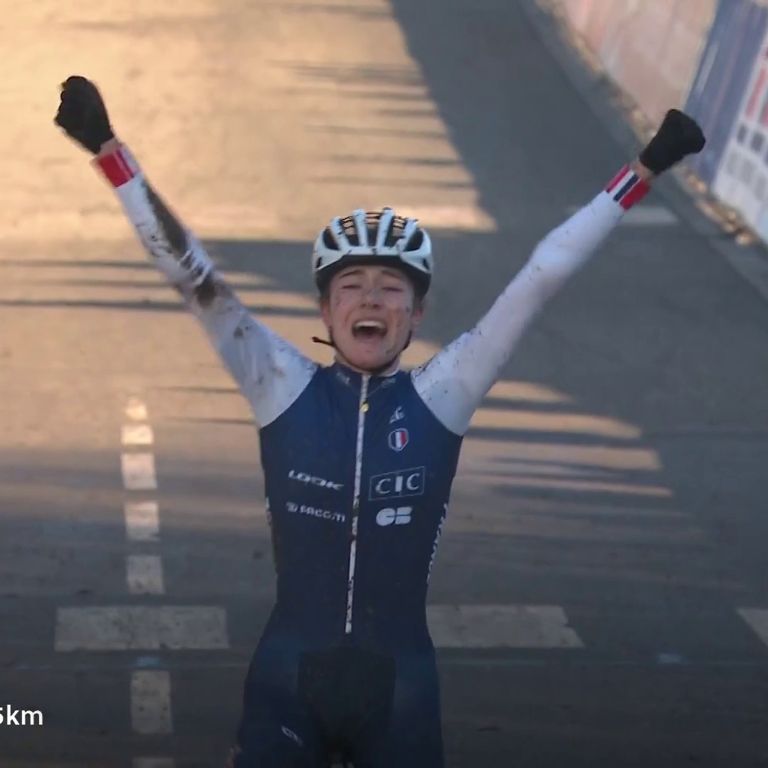 🇫🇷 Un grand bonheur pour Lise Revol, championne du monde juniors de cyclo-cross ! 😬 Un gros raté pour Barbora Bukovska, qui a célébré à... un tour de l'arrivée ! #Lievin2025
