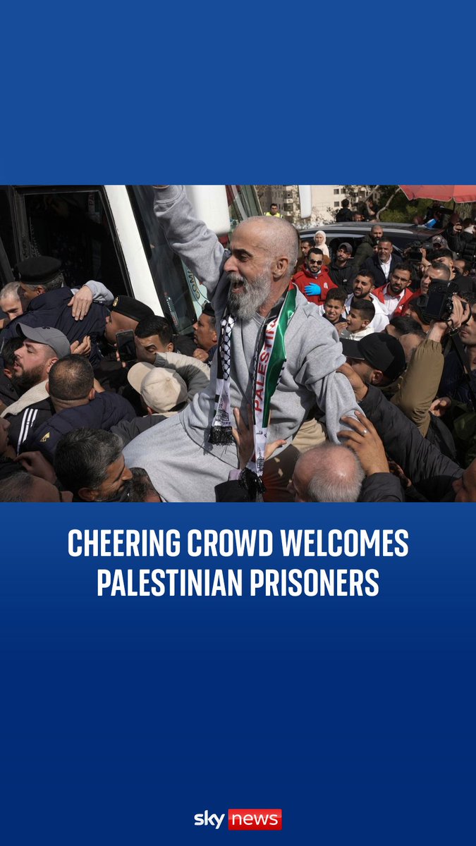 Buses carrying released Palestinian prisoners have been welcomed by cheering crowds in the West Bank.