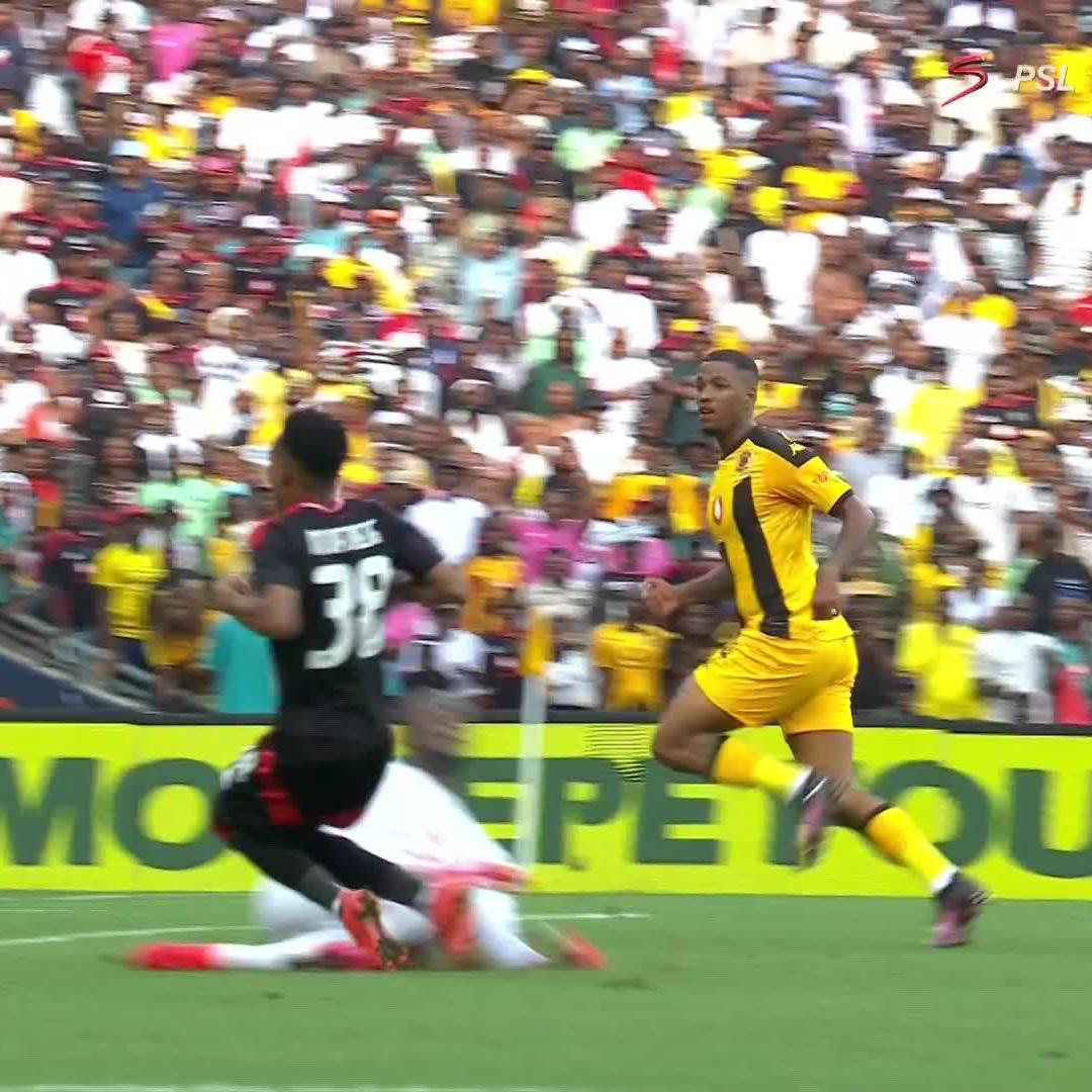 Late drama at FNB Stadium 🤯🤯 Orlando Pirates are awarded a penalty in stoppage time 👇 #BetwayPrem | #SowetoDerby