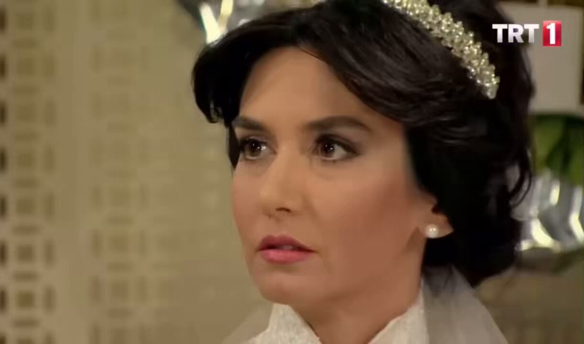 Nikah masasında otururken sonradan aşık olduğu Firaz’ı görüp hayır deyip masadan kalkan Nursema yükleniyor.. #KızılcıkŞerbeti • #NurAz