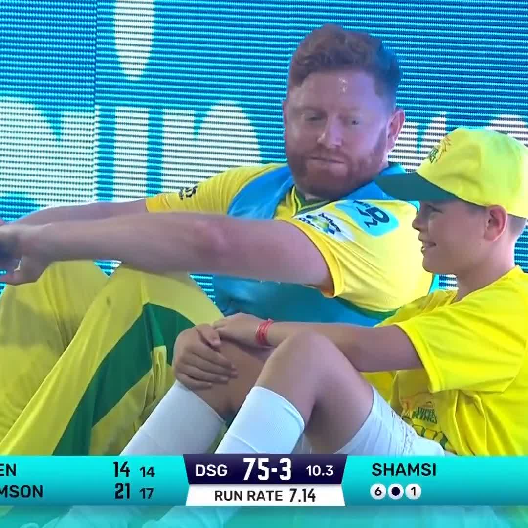 Jonny Bairstow making memories for a lifetime for this ball kid 💛