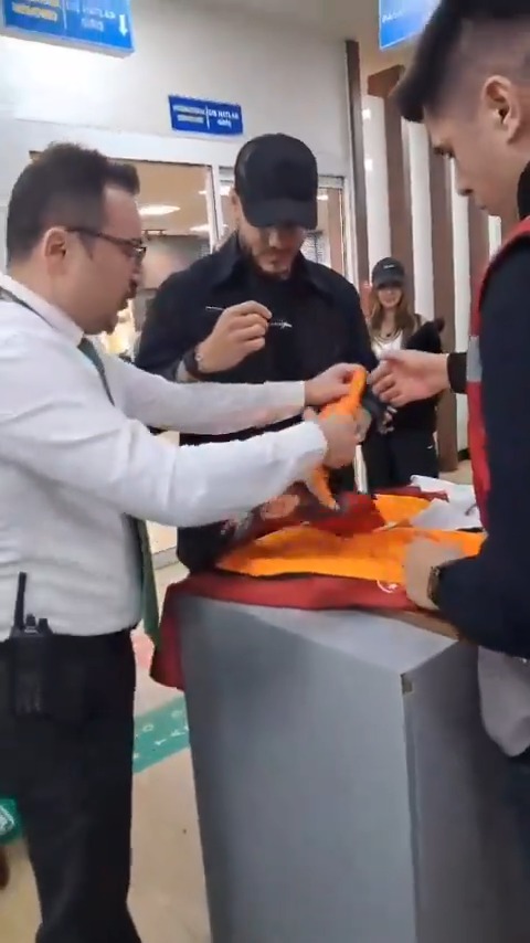 İstanbul'a dönen Mauro Icardi, taraftarlarımızın forma imzalama isteğini geri çevirmedi.