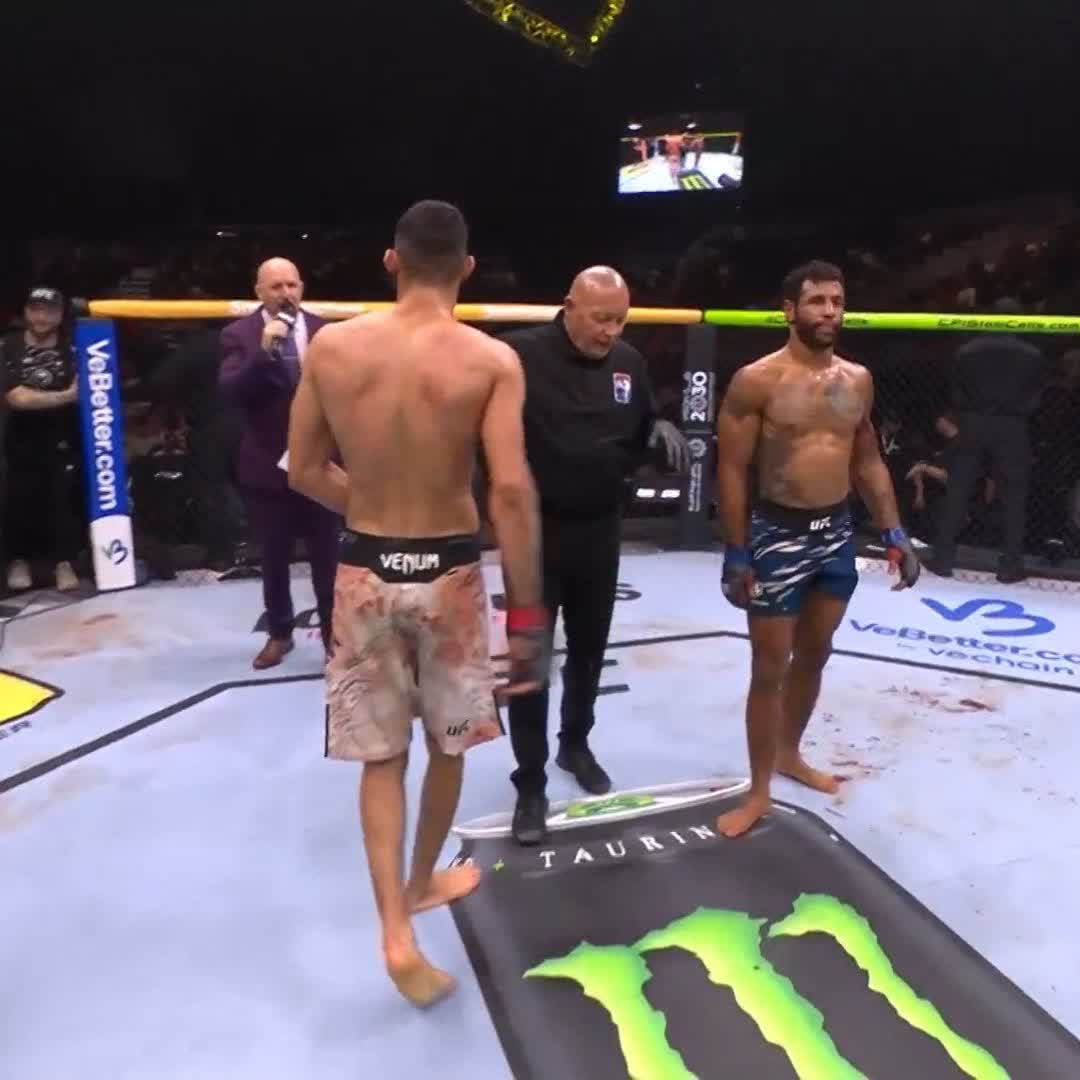 QUELLE VICTOIRE ! QUELLE DÉMONSTRATION ! 🔥🔥🔥 (Le short de Fares était blanc à la base) 😳 #UFCSaudiArabia