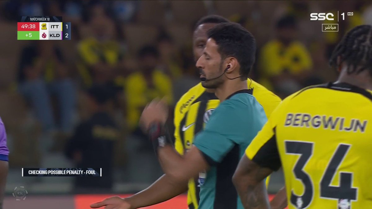 خلال مباراة #الاتحاد_الخلود .. ضربة جزاء تثير الجدل .. والجميع في انتظار رأي حكام البرامج الرياضية اليوم للنقاش حول الحالة . -