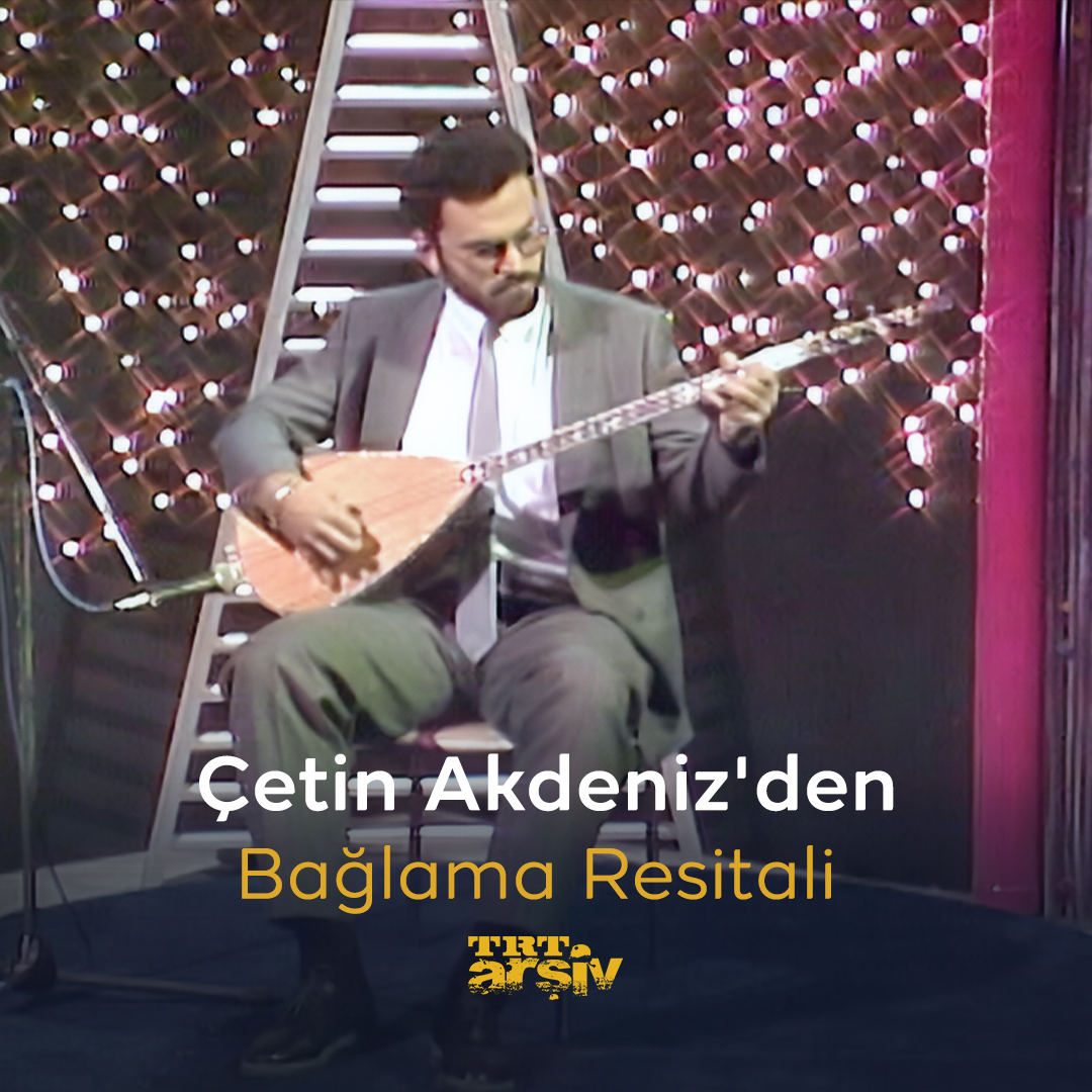 1990 yılına gidiyor, usta bağlama virtüözü Çetin Akdeniz’den etkileyici bir resital dinliyoruz. 🪕