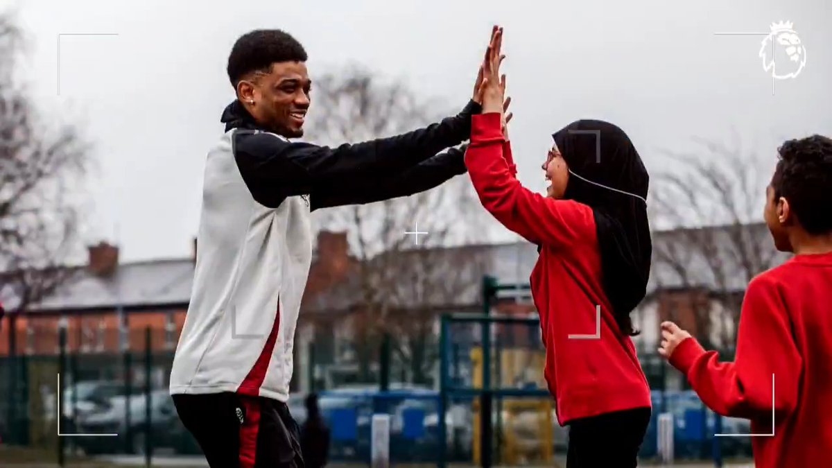 🎥-🔴 Amad & Garnacho joins Nick to surprise local kids