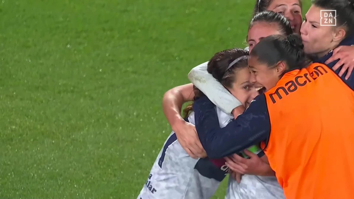Sonrisas. Abrazos. Lágrimas de pura felicidad. Y orgullo, mucho orgullo. De las que saben todo lo que han luchado hasta conseguir una victoria así 🥹👏 La celebración del Levante UD Femenino tras ganar al FC Barcelona lo dice TODO #LigaFenDAZN ⚽