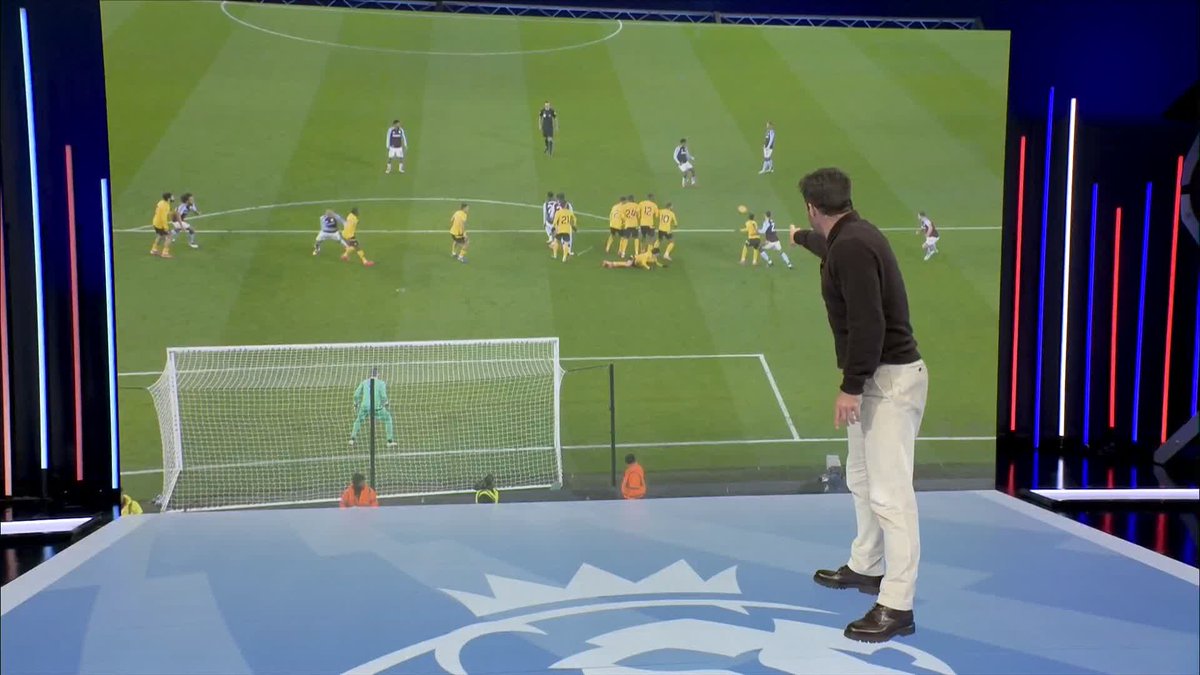 "I think they are really unlucky there" Jamie Redknapp analyses Donyell Malen's disallowed goal against Wolves 🔍